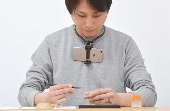 Aksesoris Smartphone aneh, kalung live streaming (thanko.jp)