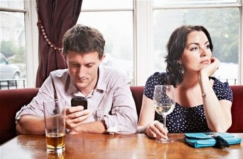 Lebih peduli smartphone daripada pasangan. (Cell Phones of Yesterday and Today)