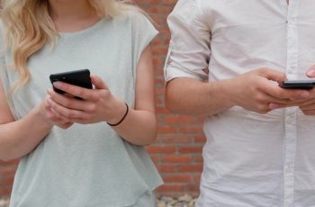 Lebih peduli smartphone daripada pasangan. (Motion Array)