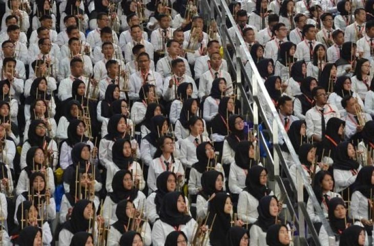 Calon pegawai negeri sipil atau CPNS 2025 memainkan angklung seusai mendengarkan kuliah umum Presiden Joko Widodo di Istora Senayan, Jakarta, Selasa (27/3). (Suara.com)