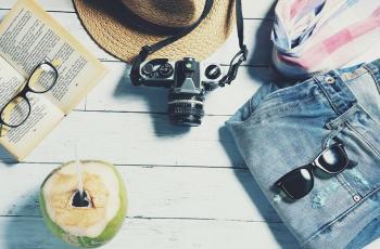Ilustrasi mirrorless dan DSLR. (Pixabay/veerasantinithi)