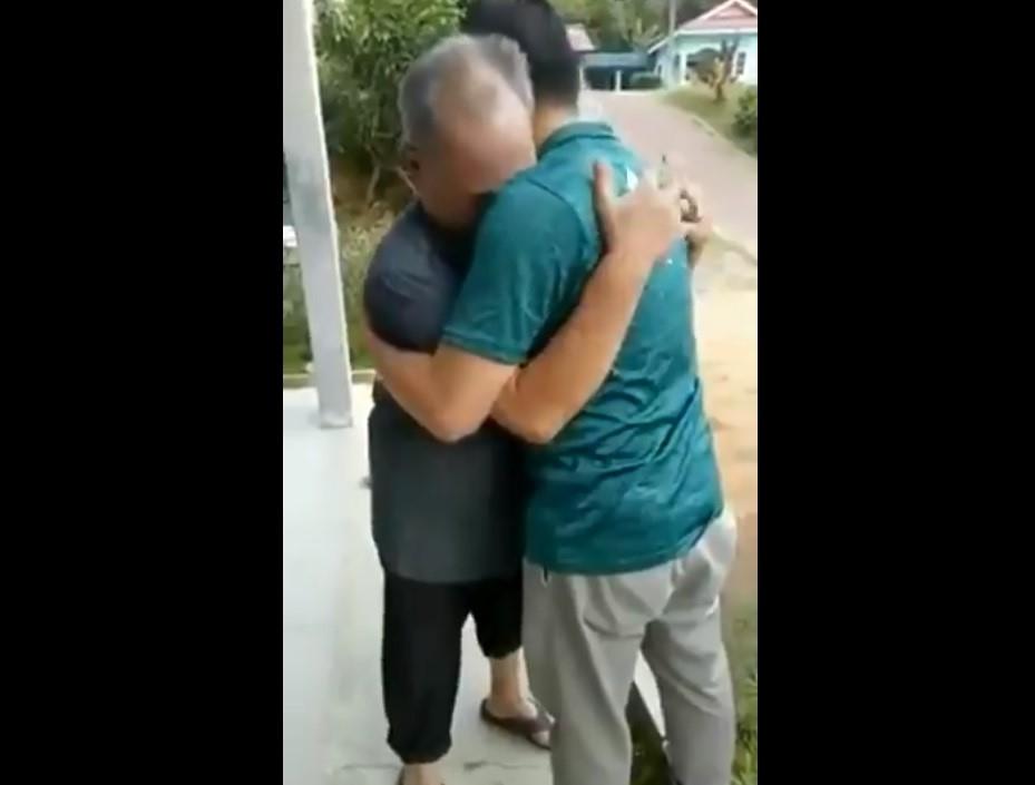 Sang anak langsung memeluk ayahnya yang menangis terharu. (Twitter/ HaziqAhmd)