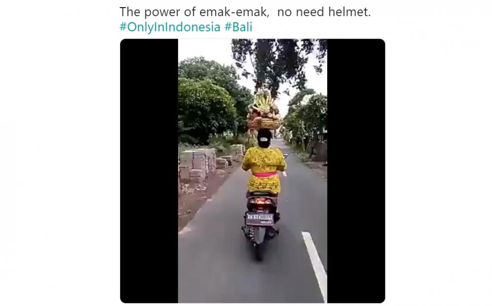 Aksi ekstrem emak-emak. (twitter/kondekturbus_)