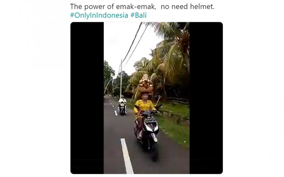 Aksi ekstrem emak-emak. (twitter/kondekturbus_)