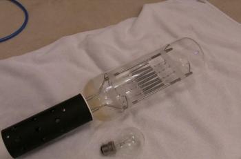 Lampu 20 ribu watt. (YouTube/Photonicinduction)