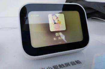 Speaker XiaoAI Touchscreen dalam kondisi hidup. (Gizmochina)