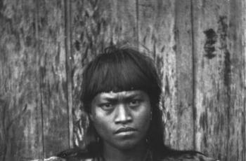 Seoran penduduk lokal Taiwan pada tahun 1900 yang memakai kulit dari macan dahan Formosa. (Wikipedia/ Torii Ryz)