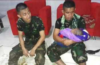 Anggota TNI selamatkan bayi. (twitter/Puspen_TNI)
