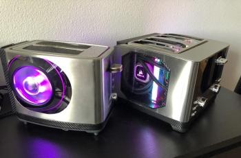 Baby Toaster PC yang terbuat dari mesin pemanggang roti. (Builds.gg/ DesignSynthetics)