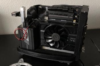 Baby Toaster PC yang terbuat dari mesin pemanggang roti. (Builds.gg/ DesignSynthetics)