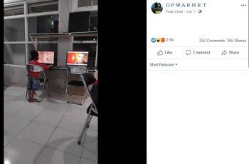 Bocah yang asyik memelototi game ini mempunyai posisi yang unik. (Facebook/ OP Warnet)