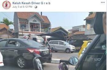 Holder smartphone driver ojol ini bikin netizen ngakak. (Facebook/ Keluh Kesah Driver G r e b)