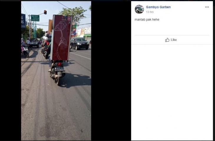 Driver ojol angkut kulkas. (Facebook/ Gambyo Garben).