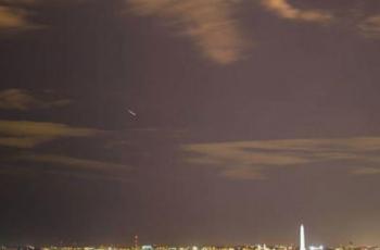Ilustrasi meteor Perseid di langit malam Washington pada Agustus 2015. (NASA/ Joel Kowsky)