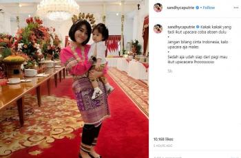 Ajudan cantik Iriana Jokowi bersama Sedah Mirah. (Instagram/@sandhycaputrie)