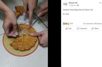 Cara memotong kue ini bikin netizen geli. (Facebook/ Rakyat +62)