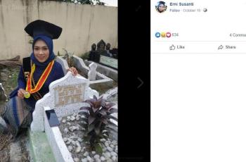 Foto Erni Susanti di depan makam almarhumah dibunda tepat setelah ia diwisuda. (Facebook/ Erni Susanti)