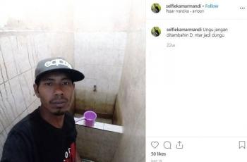 Aksi selfie di kamar mandi. (Instagram/ selfiekamarmandi)