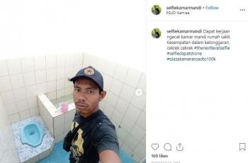 Aksi selfie di kamar mandi. (Instagram/ selfiekamarmandi)