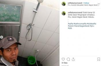 Orang ini bikin netizen geli karena aksinya suka selfie di kamar mandi. (Instagram/ selfiekamarmandi)