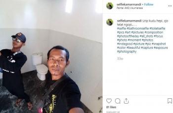Aksi selfie di kamar mandi. (Instagram/ selfiekamarmandi)