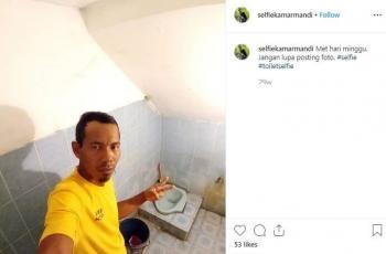 Aksi selfie di kamar mandi. (Instagram/ selfiekamarmandi)