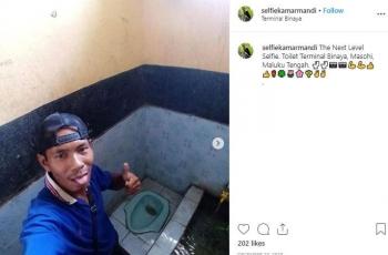 Aksi selfie di kamar mandi. (Instagram/ selfiekamarmandi)