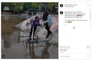 Video sang ibu mendorong anaknya yang lumpuh untuk bermain skateboard membuat netizen terharu. (Instagram/ Skate_Anima)