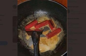 Goreng sosis dengan sabun cuci. (Twitter/@mastermindess)
