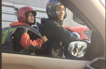 Pemandangan serta gurauan dari bapak dan anak ini 'nampar balik' netizen sehingga membuat terenyuh dan malu mengeluh saat macet. (Twitter/ Lexandroi)