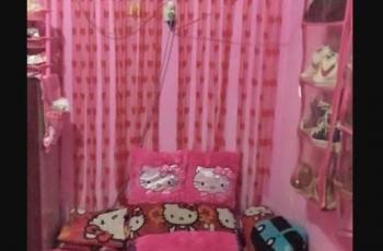 Tampilan kamar yang penuh aksesori Hello Kitty. (Facebook/ Jo)