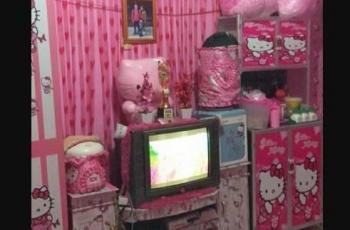 Ruang keluarga juga penuh dengan aksesori Hello Kitty. (Facebook/ Jo)