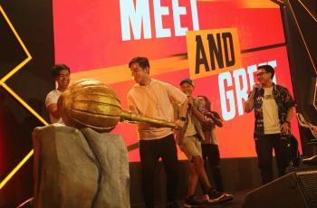 Momen canda saat Meet and Greet di mana Kaesang diminta untuk menjadi MC dan Gibran disuruh mengangkat gada. (HiTekno.com)