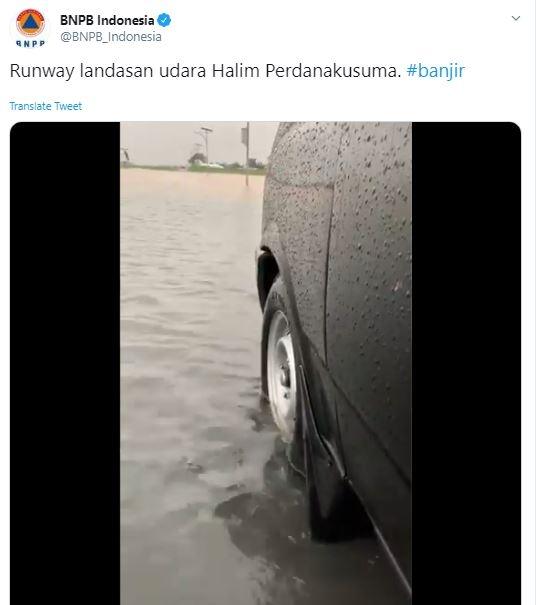 Landasan pacu bandara Bandara Halim Perdana Kusuma terendam banjir (Twitter/ BNPB_Indonesia)