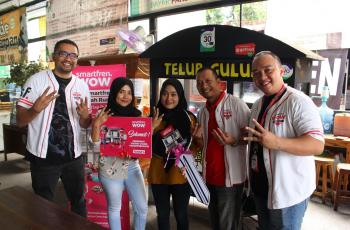 Ratna Maya Sari, pelanggan Smartfren asal Lampung menjadi yang paling beruntung mendapatkan satu unit rumah senilai miliaran rupiah dari undian Smartfren WOW. (dok. Smartfren)