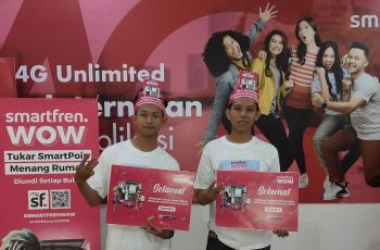 (Ki-Ka): Undian Smartfren WOW tahap ke-4 dikuasai oleh Jember, dimana dua orang pelanggan Smartfren asal Jember masing masing Radhika Alam Ardiansyah (kiri) menjadi pemenang hadiah kedua berupa 1 unit Toyota Innova dan Deky Ahmad Fausi (kanan) sebagai pemenang hadiah Vespa. (dok. Smartfren)