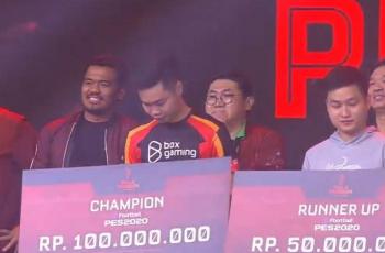 Momen pembagian hadiah Piala Presiden Esports 2020 pada game PES 2020. (YouTube/ IESPL_ID)