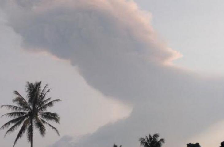 Merapi terlihat dari Pakembinangun, Pakem, Sleman pada pukul 5.35 WIB, Selasa (3/3./020). (SuaraJogja.id/ Uli Febriarni)