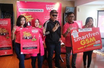 Ndarboy Genk (tengah berkacamata hitam) saat berfoto dengan perwakilan Smartfren. (HiTekno/ Rezza Rachmanta)