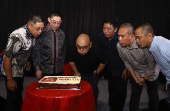 Jajaran Komisaris dan Direksi PT Arkadia Digital Media Tbk saat melakukan tiup lilin dalam acara perayaan HUT ke-6 Suara.com di Jakarta, Rabu (11/3/2020).