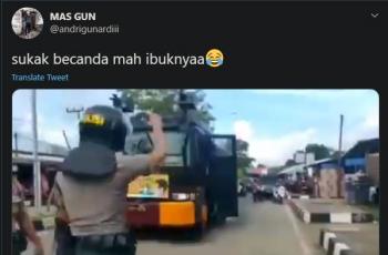 Emak-emak pingsan. (twitter/andrigunardiii)