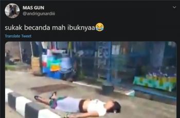 Emak-emak pingsan. (twitter/andrigunardiii)