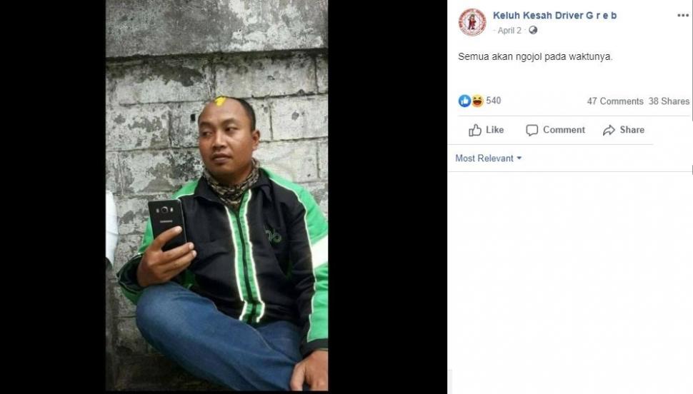 Postingan mengenai seorang driver ojol yang dianggap mirip dengan Aziz Gagap ini bikin netizen heboh. (Facebook/ Keluh Kesah Driver G r e b)