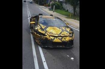 Lamborghini Huracan terlihat cukup rusak setelah menabrak mobil emak-emak. (Facebook/ Azman Nor)