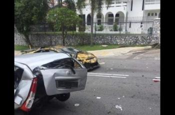 Mobil emak-emak yang ditabrak Lamborghini Huracan. (Facebook/ Azman Nor)