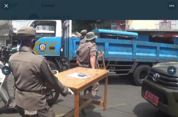 Aksi satpol PP sita bangku dan warung. (twitter/RadioElshinta)