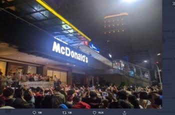 Orang yang kumpul di McD Sarinah padahal masih PSBB dicibir abis oleh netizen. (Twitter/ fschiko_)