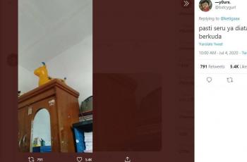 Meme troll netizen atas teori kuntilanak. (Twitter/ bxtcygurl)