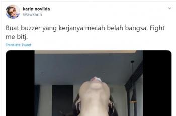 Awkarin makan klepon. (twitter/awkarin)
