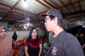 Fika Putri saat ditemui food vlogger Awirachma. (YouTube/ Awirachma)